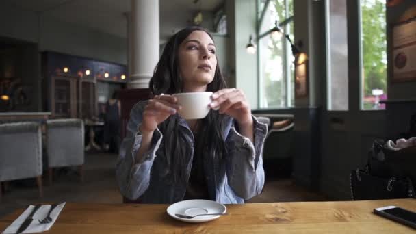 Latina Ispanica Bruna Seduta Tavola Che Prende Caffè Aspetta Pensa — Video Stock