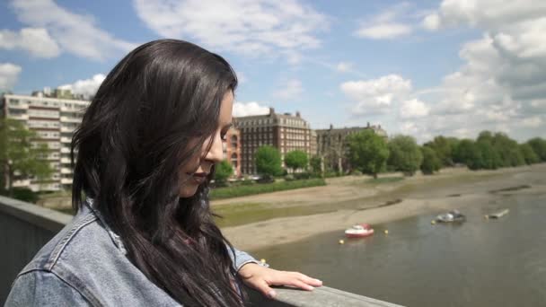 Brunette Latina Turista Tirar Telefone Tirar Uma Foto Londres Partir — Vídeo de Stock