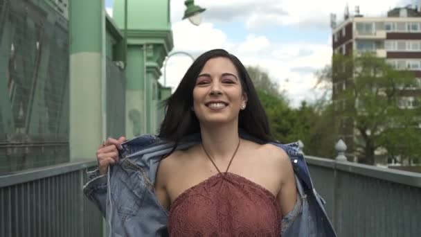 Movimento Lento Uma Mulher Latina Atraente Brincalhão Com Cabelo Ondulado — Vídeo de Stock