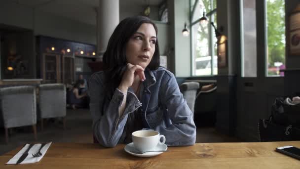 Kaunis Latino Latina Brunette Istuu Pöydässä Odottamassa Kun Ottaa Kahvia — kuvapankkivideo