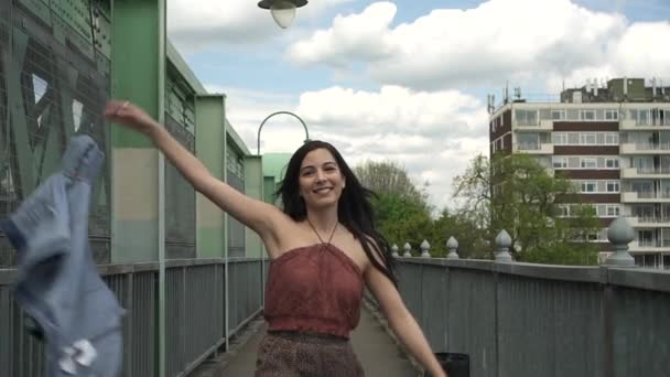 Mujer Latina Feliz Despreocupada Tirando Chaqueta Mezclilla Bailando Girando Mientras — Vídeos de Stock