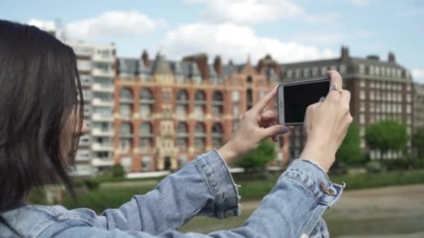 Close Attractive Hispanic Tourist Taking Picture London Bridge While Holding — Stock Video