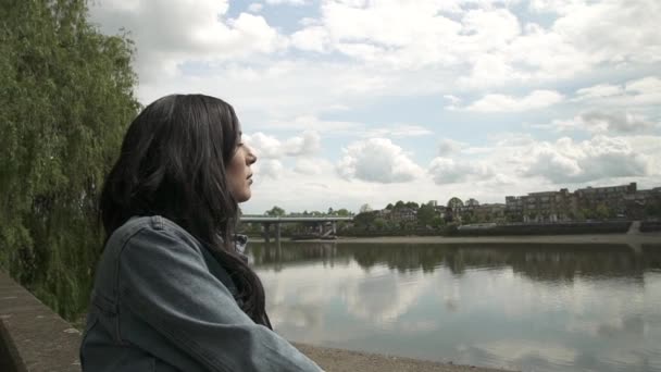 Turist Latin Uitându Râul Tamisa Podul Putney Din Londra Zâmbind — Videoclip de stoc