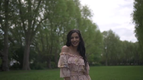 Güzel Şen Şakrak Esmer Mankenlik Çiçekli Bir Elbiseyle Sallama Yavaş — Stok video