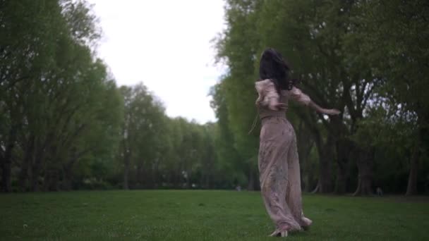 Çekici Kaygısız Esmer Latin Kadın Londra Daki Parkta Çiçekli Bir — Stok video