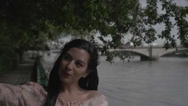 Attraktiv Och Leende Latina Turist Selfie När Står Räcket Floden — Stockvideo