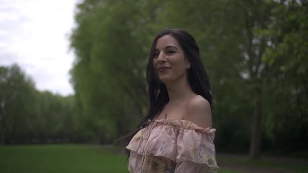 Potret Seorang Wanita Latin Menarik Dengan Rambut Bergelombang Hitam Dan — Stok Video