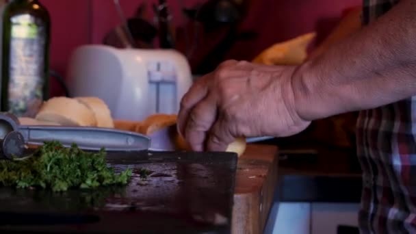 Tiro Mano Ancianas Manos Cortando Pan Con Cuchillo Una Cocina — Vídeo de stock