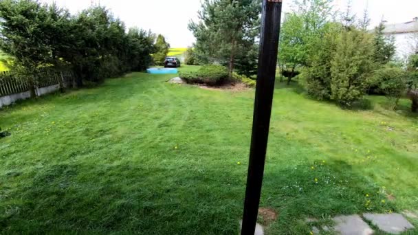 Hombre Está Cortando Césped Día Soleado Timelapse — Vídeo de stock