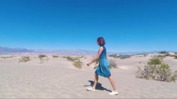 Uma Mulher Andar Deserto Dunas Areia Plana Parque Nacional Vale — Vídeo de Stock