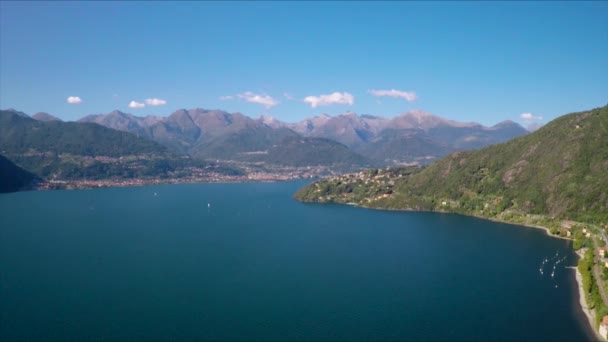 イタリアのコモ湖の上空の空中ドローン映像 — ストック動画