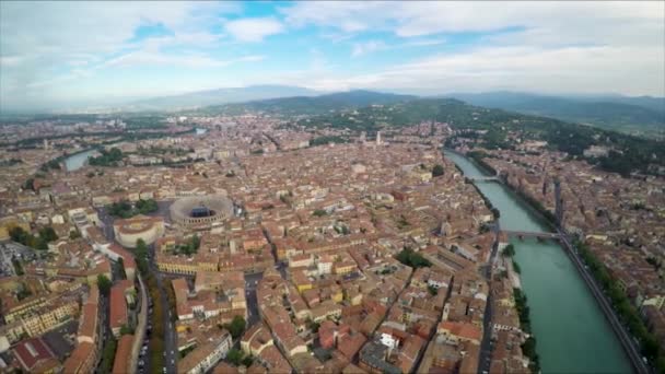 イタリアの美しい町ヴェローナの空中ドローン映像 — ストック動画