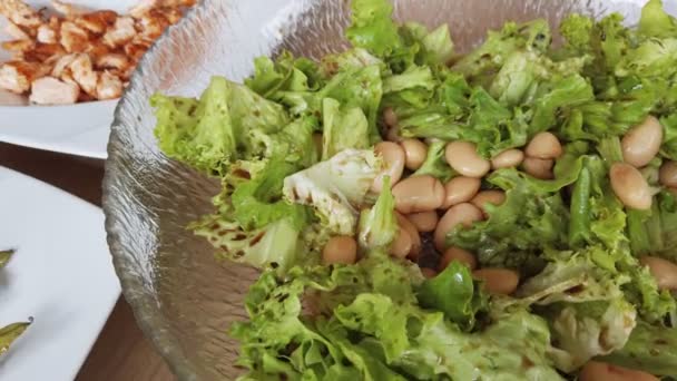 Makanan Sehat Salad Buatan Sendiri Yang Belum Dipentaskan Dengan Salmon — Stok Video