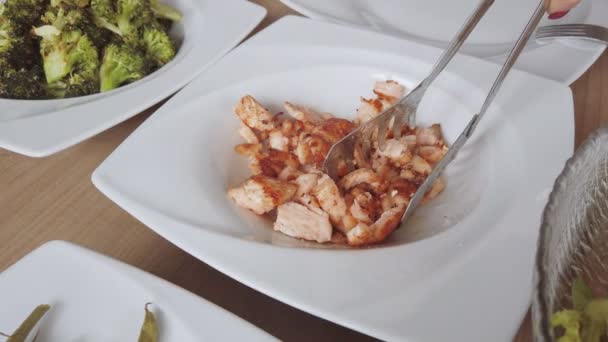 Gezonde Maaltijd Ongeklaarde Zelfgemaakte Salade Met Zalm Groene String Bruine — Stockvideo