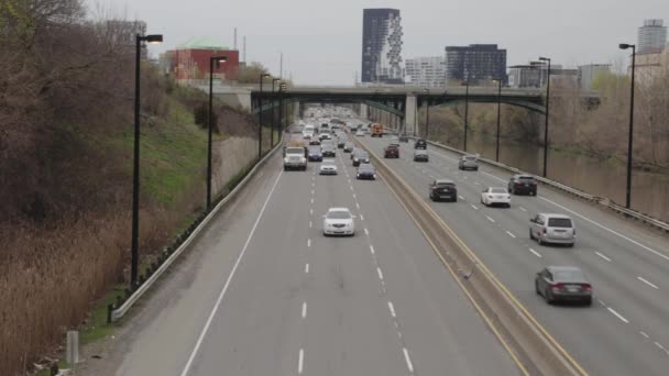 Tráfico Acercándose Por Una Autopista Ciudad — Vídeos de Stock