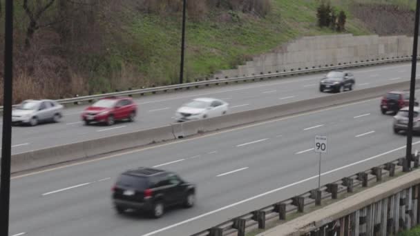 Trafic Autostradă Malul Râului — Videoclip de stoc