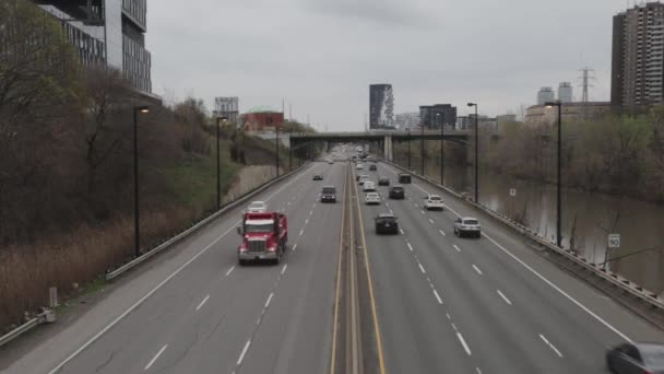Bulutlu Bir Günde Trafik Uzaklığa Doğru Ilerliyor — Stok video