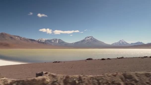 Laguna Sale Vicino Vulcani Nel Mezzo Del Deserto Atacama Cile — Video Stock