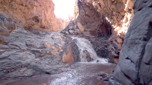 Água Câmara Lenta Cai Dentro Desfiladeiro Perto Deserto San Pedro — Vídeo de Stock