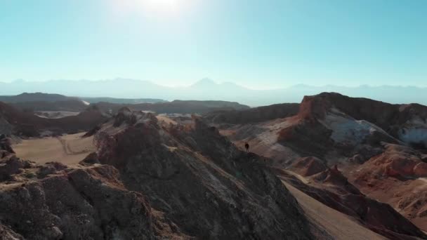 在南美洲阿塔卡马沙漠的山顶上 一个徒步旅行者的电影视图 — 图库视频影像