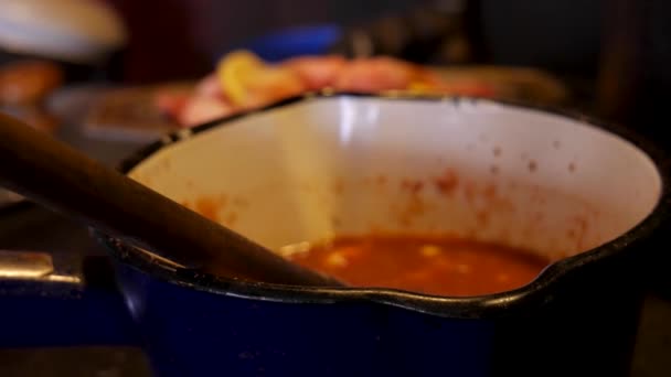 Stojak Focus Handheld Shot Blue Pot Gribeque Cajun Sauce Some — Wideo stockowe