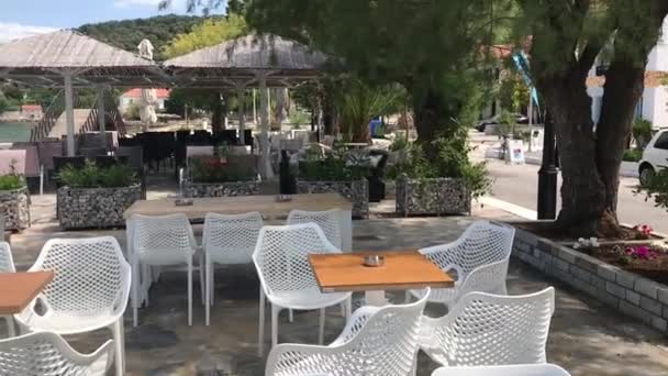 Ελληνικό Καφέ Στο Γαλάζιο Της Μεσογείου Υπέροχη Θέα Στα Βουνά — Αρχείο Βίντεο