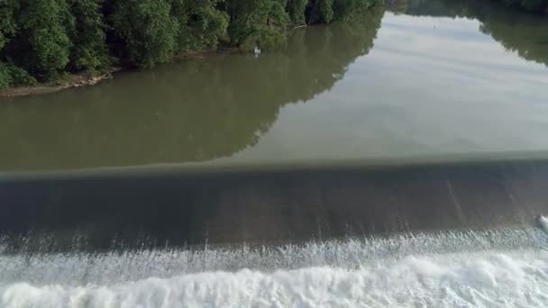 Rekaman Udara Dari Sungai Kentucky Mengalir Melalui Bendungan Frankfort Kentucky — Stok Video