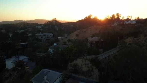 从好莱坞山上缓缓升起 用镜头照射太阳 — 图库视频影像