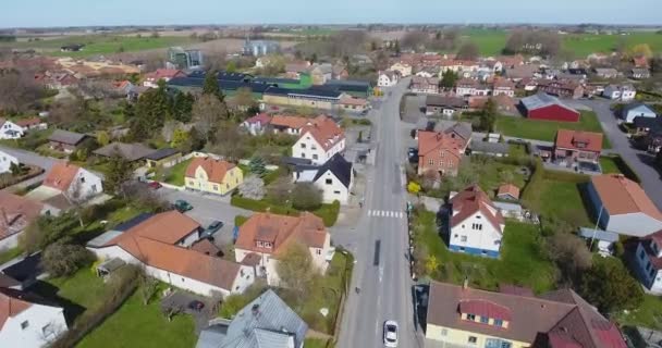 スウェーデン南部のLderupと呼ばれる小さな町の空中ショット白い車の運転でスキン — ストック動画