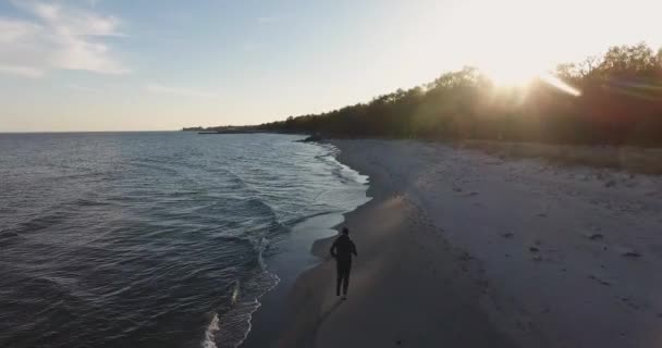 Bella Aerea Tracking Colpo Uomo Esecuzione Stersj Ocean Beach Ystad — Video Stock