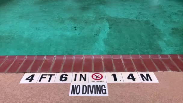 ダイビング標識のないプールの端 ゆっくりとした動きの水の波紋と浅い水の公共プール — ストック動画
