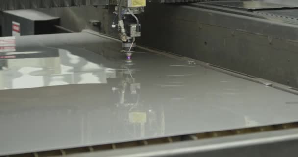 Laserschneider Schneidet Metallplatten — Stockvideo