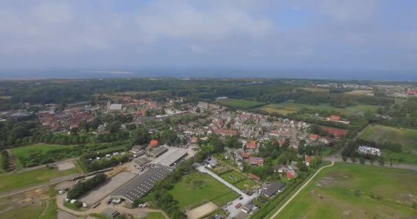 Małe Miasteczko Turystyczne Renesse Holandii Podczas Lekkich Zachmurzeń Latem Strzał — Wideo stockowe