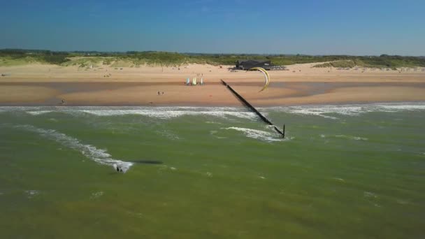 Kitesurfer Pláži Cadzand Během Slunečného Dne Letecký Snímek — Stock video