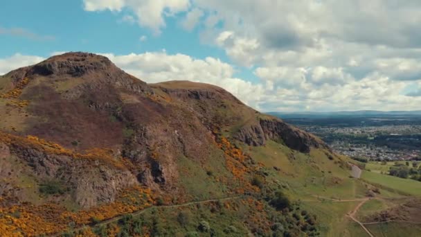 苏格兰爱丁堡Holyrood公园最高处的圆形射击 在一个美丽的夏日 爱丁堡的城市景观从亚瑟的座位上消失 — 图库视频影像