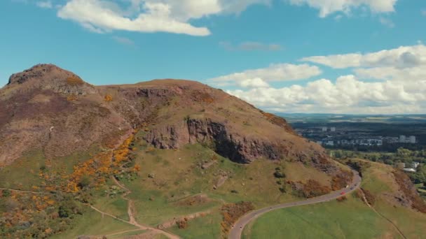 Holyrood Parque Dia Ensolarado Com Poucas Nuvens Revelação Cidade Edimburgo — Vídeo de Stock