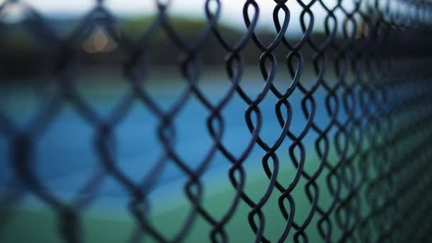 Disparo Suave Desde Fuera Valla Mirando Una Cancha Tenis Vacía — Vídeo de stock