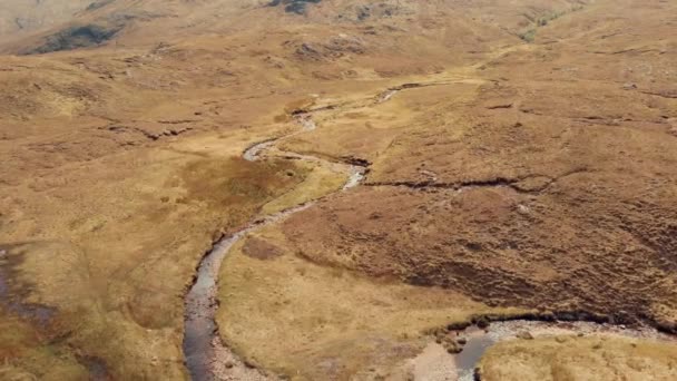 无人机拍摄的戏剧性的风景和闷闷不乐的苏格兰自然风景 苏格兰山区山谷 有一条河 苏格兰北部美丽的户外风景 — 图库视频影像