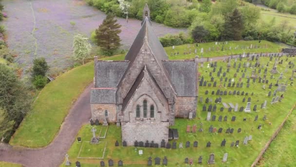 圣约翰圣公会教堂 苏格兰高地的巴拉克丘里 周围都是坟墓 苏格兰美丽的有坟墓的教堂 — 图库视频影像