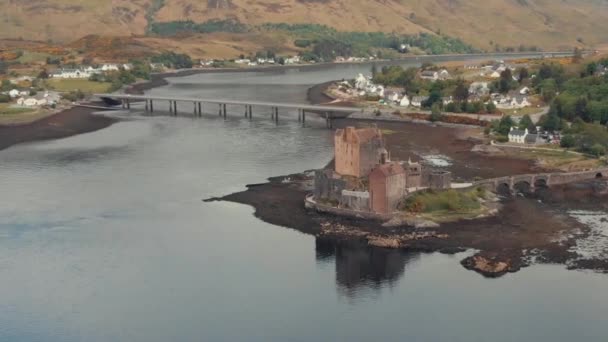 Zdjęcia Drona Średniowiecznego Średniowiecznego Zamku Eilean Donan Szkocji Bajkowy Zamek — Wideo stockowe