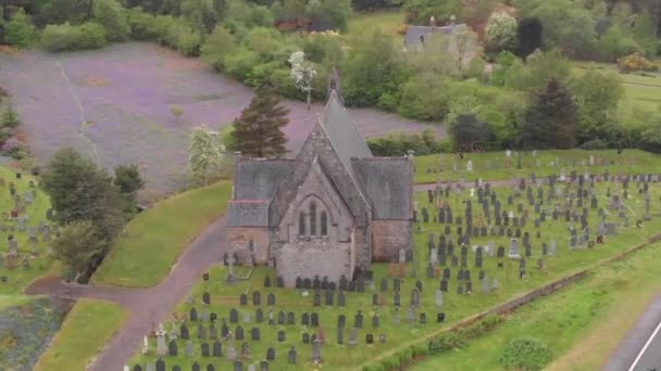 Historiska Gravmärken Gravgårdar Och Antika Stenar Från Kyrkan Johannesbiskopskyrkan Skottland — Stockvideo
