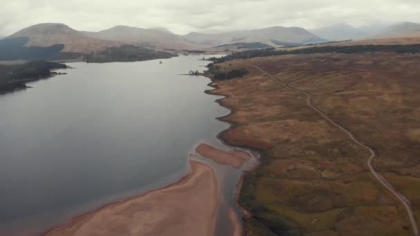 Szkockie Jezioro Północnych Wyżynach Ciemne Czarne Jezioro Szkocji Chmurne Niebo — Wideo stockowe