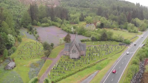 Autos Fahren Der John Episcopal Church Schottland Vorbei Historische Grabsteine — Stockvideo