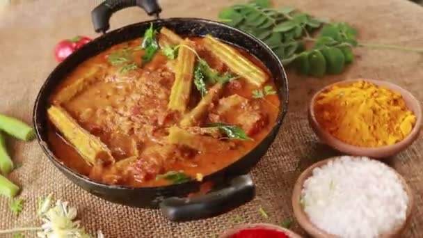 Rotating Skinned Drumbastks Curry Moringa Oleifera Mâncare Asiatică — Videoclip de stoc