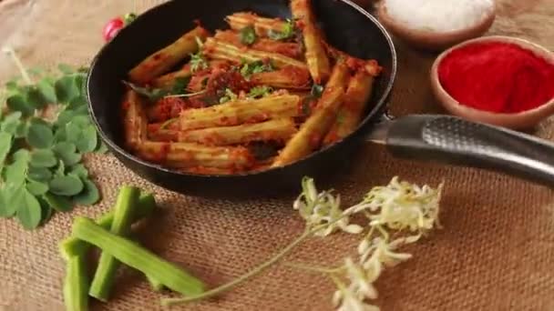 スキンドラムスティックの回転 モリンガオリフェラカレー アジア料理 — ストック動画