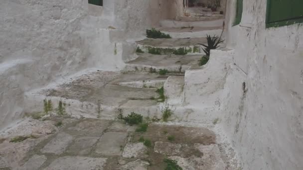 Úzká Ulička Bělené Stěny Schodiště Středověké Bílé Město Ostuni Itálie — Stock video