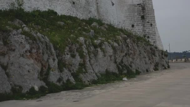 Tilt Girato Alte Mura Del Centro Storico Ostuni Italia — Video Stock