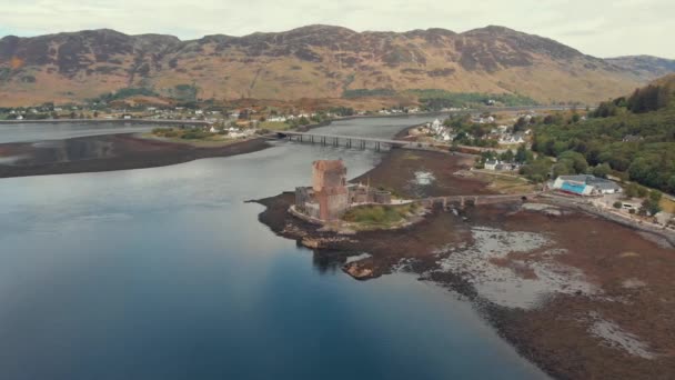 Drónfelvétel Középkori Eilean Donan Középkori Kastélyról Skóciában Régi Mesebeli Kastély — Stock videók
