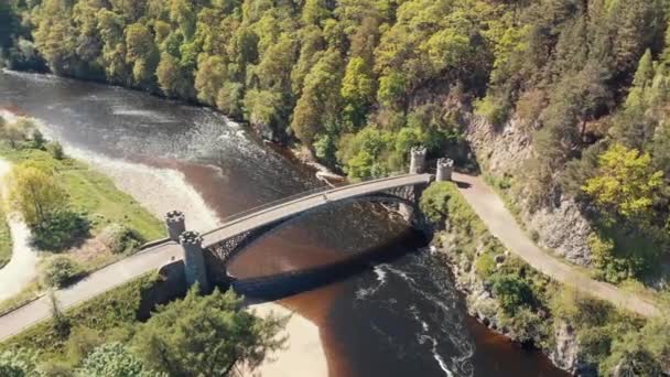 Thomas Telfords Craigellachie Bridge Über Die Spey Schottland Stahlbrücke Überquert — Stockvideo