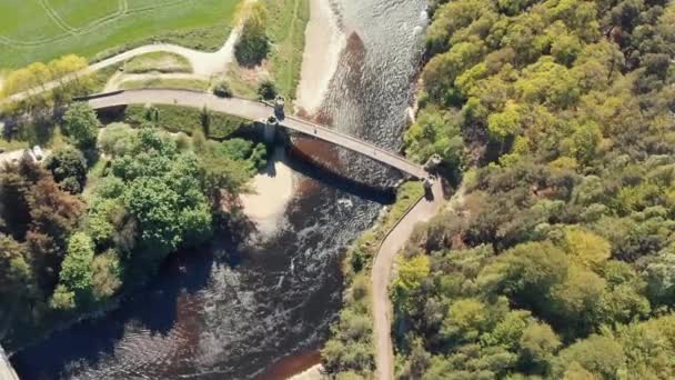 Eine Denkmalgeschützte Gusseiserne Craigellachie Brücke Fluss Spey Der Nähe Des — Stockvideo